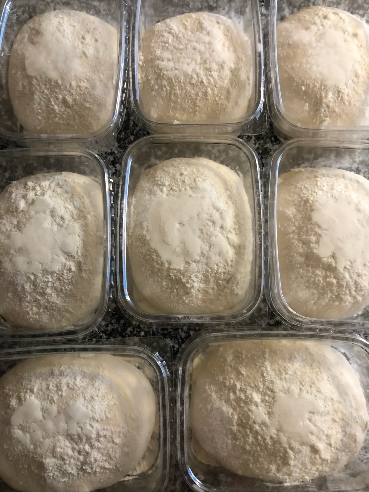 Pizzadegsbollar redo för ugnen